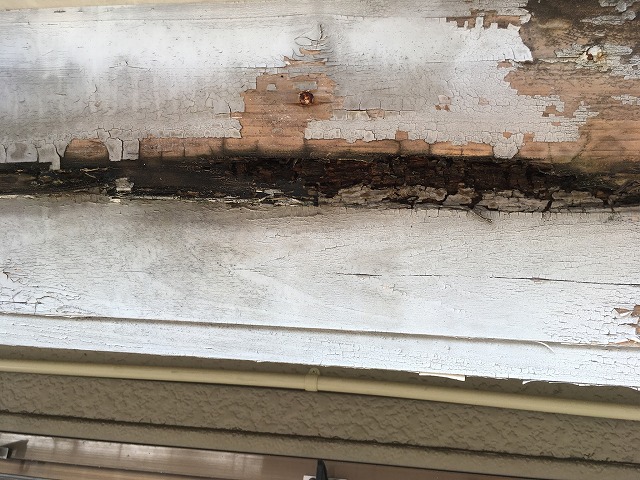 破風板の塗装がはがれ、木材が腐食